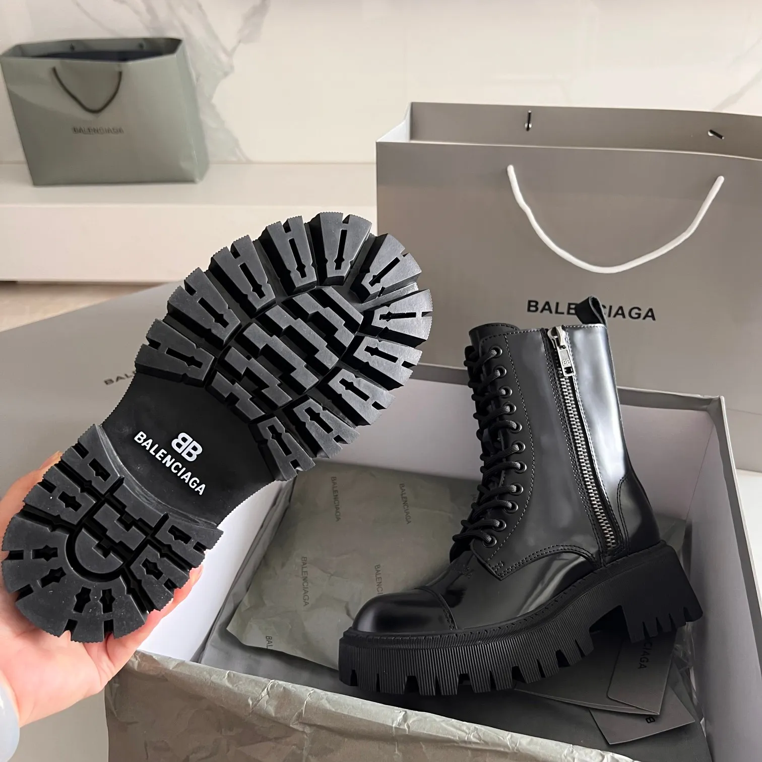 👟👟Ex-factory price 720💯💯Women's shoes Women's clothing BALENCIAGA# Balenciaga's new big-head derby shoes TRACTOR big-head derby shoes loafers👞 Original medium-gloss open-edge beaded cowhide. Restrained and stylish. Matched with the brand logo on the shoe cover. The rhythm of closing your eyes. The lining and foot pads are made of black silk cowhide. The texture is soft and delicate. The gear-type rubber outsole is increased by 5cm. Size: 35-40 (customized in size 40, non-refundable)